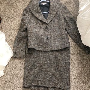 Ann Taylor suit excellent condition, n like new